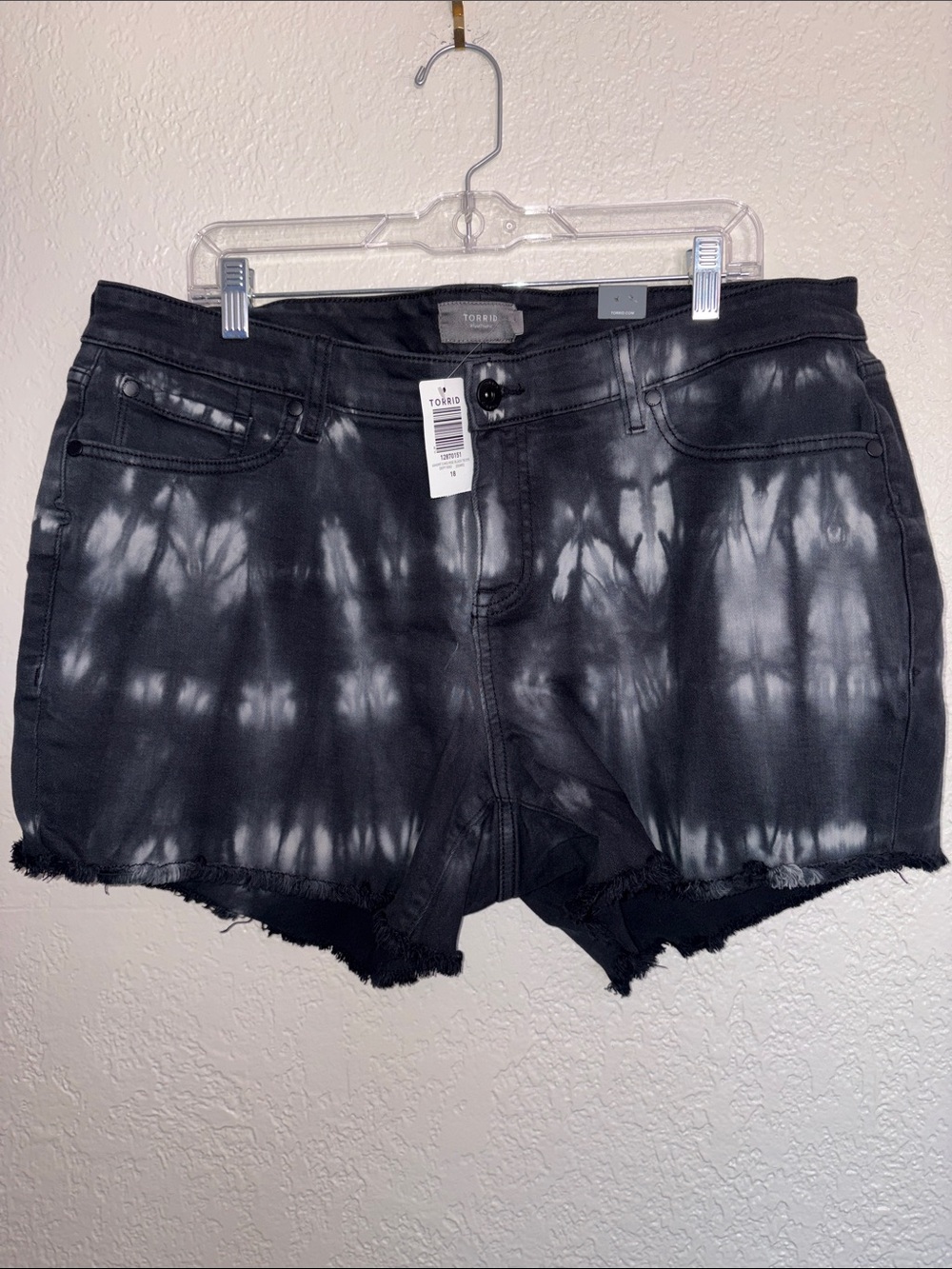 #T217 - NWT - torrid Black & White Tie-Dye Frayed Hem Jean Shorts -18W